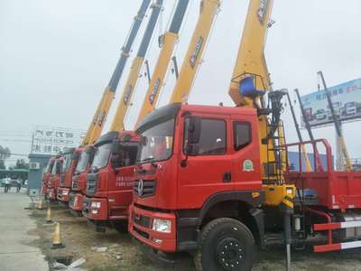 東風小三軸隨車吊特價批發(fā)，高效省心，工程好幫手